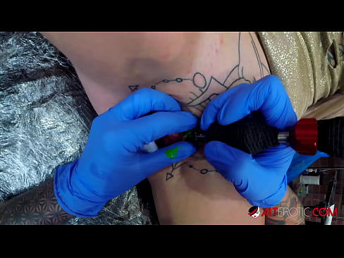 ❤️ Sully Savage, hottie estremamente tatuata, hà fattu un tatuatu nantu à u clitoris ❤️❌ Porno à porn co.hellporno-com.ru